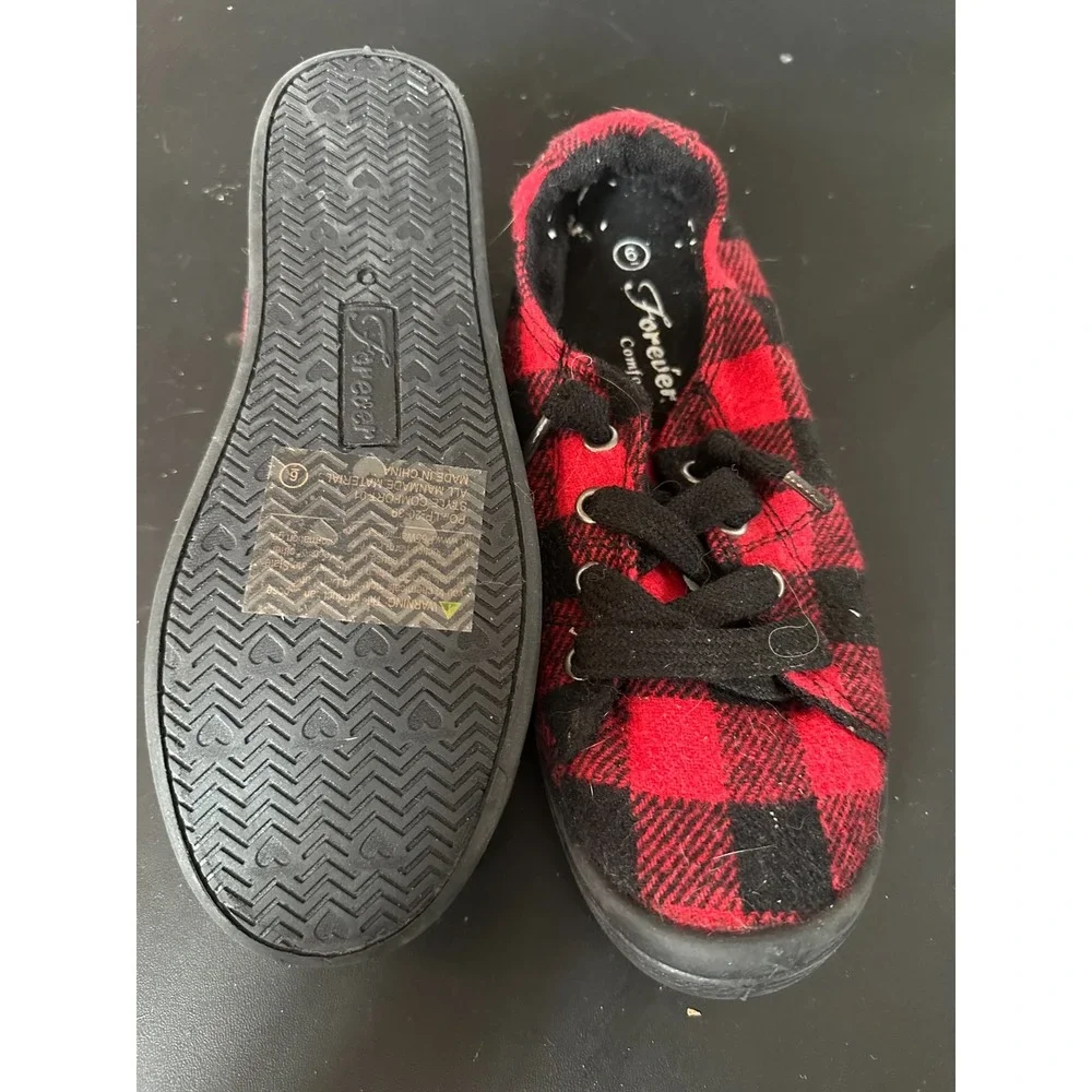 Forever Black‎ and Red Plaid Sneakers in 6 NWOB